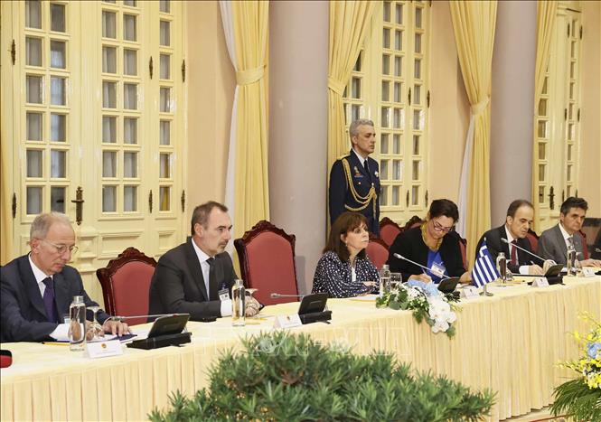 President Katerina Sakellaropoulou and the Greek delegation at the talks. VNA Photo: Thống Nhất
