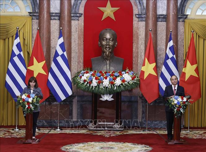 President Nguyen Xuan Phuc and his Greek counterpart Katerina Sakellaropoulou at a press conference after their talks. VNA Photo: Thống Nhất