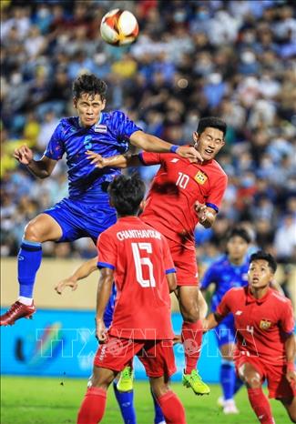 Pha tranh chấp bóng bổng giữa cầu thủ hai đội. Ảnh: Tuấn Anh - TTXVN