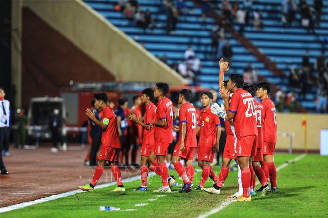 Các cầu thủ đội tuyển U23 Lào ra chào khán giả sau trận đấu. Ảnh: Tuấn Anh - TTXVN