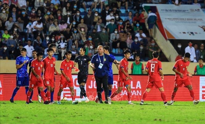 Huấn luyện viên trưởng đội tuyển U23 Lào Hans Michael Weiss vào tận sân yêu cầu các cầu thủ giữ bình tĩnh. Ảnh: Tuấn Anh - TTXVN 