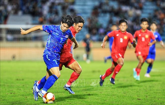 Cầu thủ U23 Thái Lan Ekanit Panya (7) dẫn bóng thoát khỏi sự truy cản của hậu vệ U23 Lào. Ảnh: Tuấn Anh - TTXVN