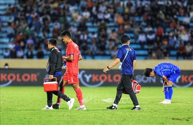 Một cầu thủ đội tuyển U23 Lào phải ra sân sau pha va chạm. Ảnh: Tuấn Anh - TTXVN
