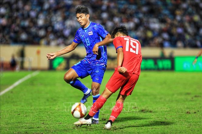 Cầu thủ U23 Thái Lan Teerasak Poeiphimai (số 13) cản đường lên bóng của cầu thủU23 Lào. Ảnh: Tuấn Anh - TTXVN