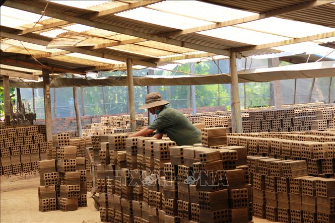 Trong ảnh: Gạch trước khi đem đi nung sẽ được phơi khô tự nhiên dưới ánh mặt trời. Ảnh: Phan Sáu - TTXVN
