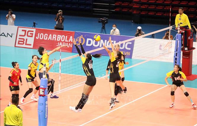 Malaysian players strive to block the ball. VNA Photo: Anh Tuấn