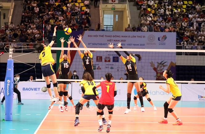 Vietnamese players hit the ball over the net. VNA Photo: Anh Tuấn