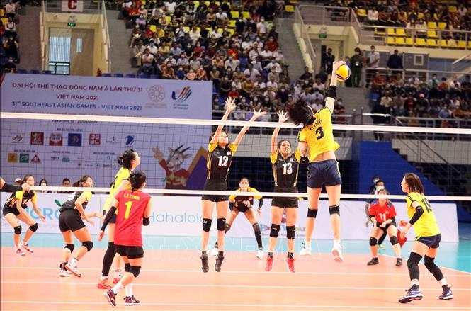 Vietnamese players hit the ball over the net. VNA Photo: Anh Tuấn