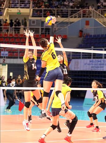 Malaysian players fail to block the ball. VNA Photo: Anh Tuấn