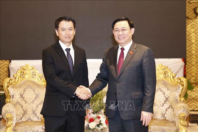 NA Chairman Dinh Hue (R) and Lao President of the State Audit Organization Malaythong Kommasith (L). VNA Photo: Doãn Tấn