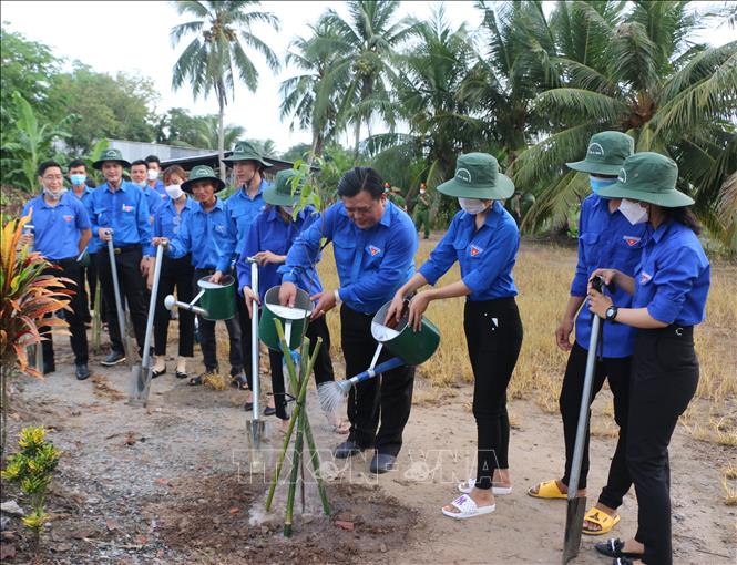 Trong ảnh: Đoàn viên thanh niên trồng cây sau lễ phát động. Ảnh: Tuấn Kiệt - TTXVN
