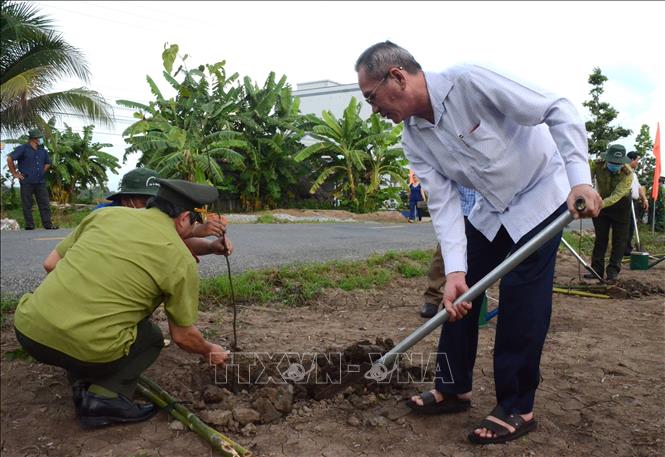 Trong ảnh: Bí thư Tỉnh ủy Bạc Liêu Lữ Văn Hùng trồng cây sau lễ phát động. Ảnh: Tuấn Kiệt - TTXVN