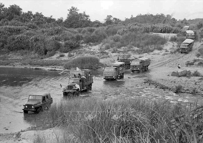 Bằng mọi phương tiện thô sơ và cơ giới, các chiến sĩ vận tải vận chuyển hàng ngàn tấn hàng hoá phục vụ chiến dịch theo tuyến đường Trường Sơn, phục vụ chiến dịch Tây Nguyên, mở màn cuộc Tổng tiến công và nổi dậy mùa xuân năm 1975. Ảnh: Thanh Tụng - TTXVN