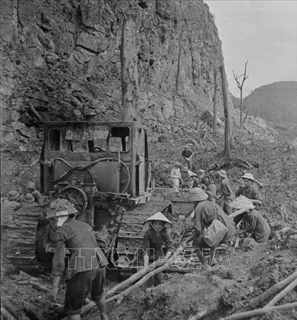 Tuyến đường 20 Quyết Thắng trên địa bàn tỉnh Quảng Bình được thi công trong thời điểm chiến tranh ác liệt, bị địch đánh phá liên tục. Bất chấp bom đạn ác liệt, lực lượng công binh và thanh niên xung phong đã bám trụ mặt đường, lao động cật lực suốt ngày đêm để đảm bảo thông xe. Đường 20 có đến 8 trọng điểm, được gọi là những 