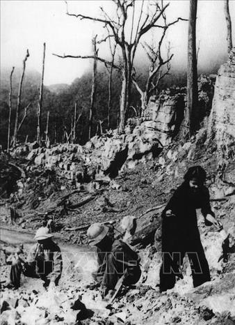 Đại đội 3 Đội 23 Thanh niên xung phong Quảng Bình phá đá mở đường. Đường Trường Sơn - con đường mà ở đó mỗi mét đường, mỗi cây cỏ đều thấm đượm mồ hôi, máu xương của biết bao anh hùng, liệt sĩ. Ảnh: Văn Sắc-TTXVN