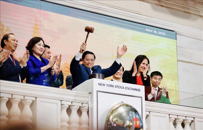 Prime Minister Pham Minh Chinh ends a trading session at the New York Stock Exchange. VNA Photo: Dương Giang 