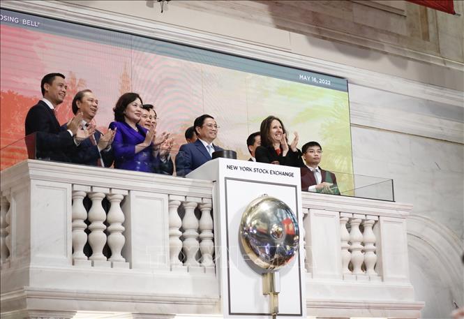 Prime Minister Pham Minh Chinh ends a trading session at the New York Stock Exchange. VNA Photo: Dương Giang 