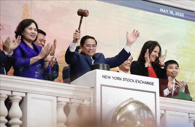 Prime Minister Pham Minh Chinh ends a trading session at the New York Stock Exchange. VNA Photo: Dương Giang 