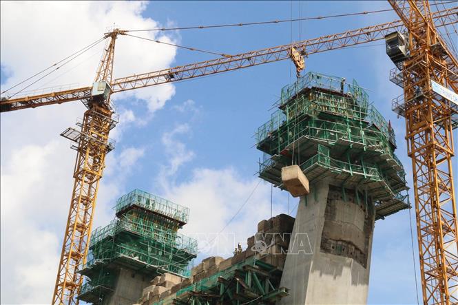 Trong ảnh: Công nhân thi công trụ dây văng cầu Mỹ Thuận 2 phía Tiền Giang. Ảnh: Minh Trí - TTXVN