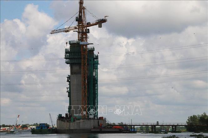 Trong ảnh: Công nhân thi công trụ dây văng cầu Mỹ Thuận 2 phía Tiền Giang. Ảnh: Minh Trí - TTXVN