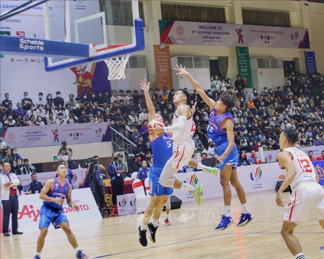 Christian Juzang (81) strives to score for Vietnam. VNA Photo: Tuấn Đức