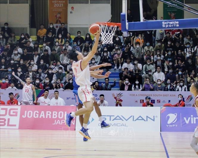 Nguyen Van Hung (14) scores for Vietnam. VNA Photo: Tuấn Đức