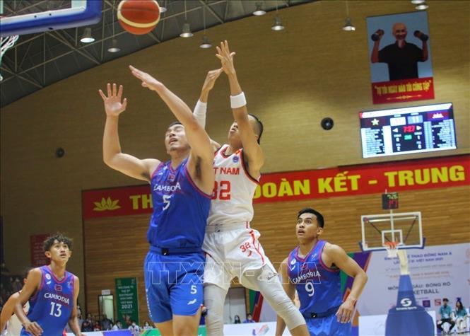 Players fight for the ball. VNA Photo: Tuấn Đức