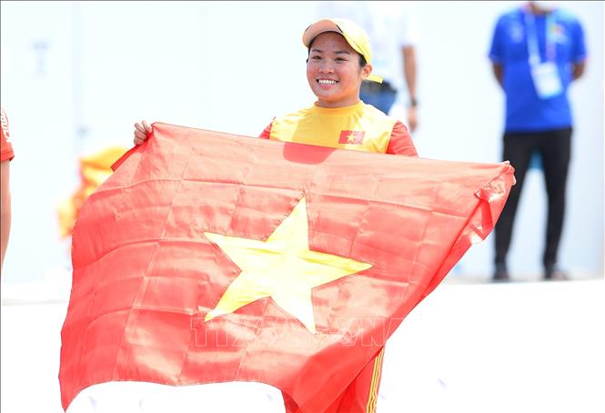 Đua thuyền: Đua thuyền là trò chơi thể thao nổi tiếng tại Việt Nam, thu hút sự quan tâm và yêu thích của đông đảo người dân. Người Việt Nam đã tạo ra các truyền thống và chiến thắng lịch sử trong các giải đua thuyền quốc tế. Xem hình ảnh đua thuyền để cảm nhận được nét đẹp và sức mạnh của những chiếc thuyền cùng với tinh thần đồng đội và hy vọng chiến thắng.