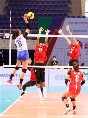 VĐV Molina đội nữ Philippines bật cao đập bóng. Ảnh: Anh Tuấn – TTXVN