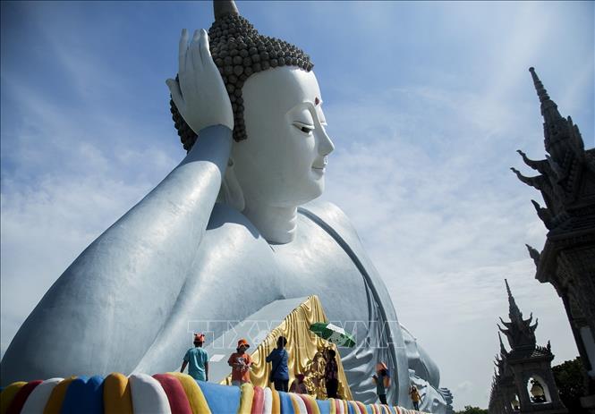 Trong ảnh: Du khám tham quan, chiêm bái Tượng Phật Thích Ca nhập niết bàn lớn nhất tại Việt Nam trong khuôn viên chùa Som Rong. Ảnh: Hồng Đạt - TTXVN
