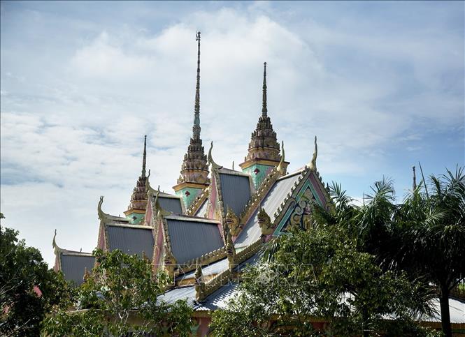 Trong ảnh: Phần mái chùa Som Rong có nhiều tháp mang đặc trưng kiến trúc chùa Khmer. Ảnh: Hồng Đạt - TTXVN
