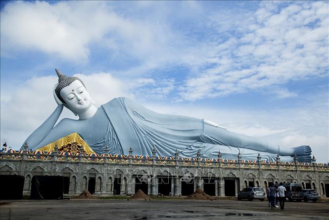 Trong ảnh: Tượng Phật Thích Ca nhập niết bàn lớn nhất tại Việt Nam trong khuôn viên chùa Som Rong.
Ảnh: Hồng Đạt - TTXVN
