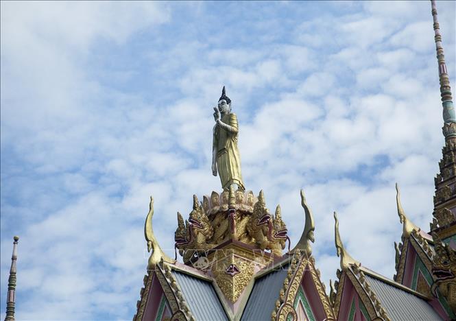 Trong ảnh: Tượng Phật trên mái chùa Som Rong. Ảnh: Hồng Đạt - TTXVN
