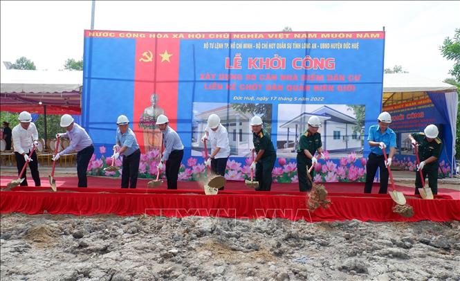 Trong ảnh: Nghi thức khởi công xây dựng 80 căn nhà Điểm dân cư liền kề chốt dân quân biên giới. Ảnh: Thanh Bình-TTXVN