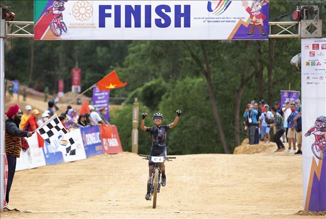 Malaysian cyclist reaches the finish line first, taking the gold medal for her team in the mixed mountain bike cross-country relay at SEA Games 31. VNA Photo: Trọng Đạt
