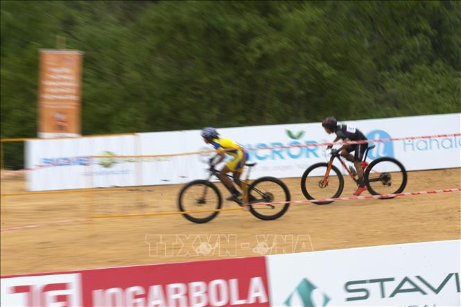 Cyclists compete in the mixed mountain bike cross-country relay at SEA Games 31. VNA Photo: Trọng Đạt