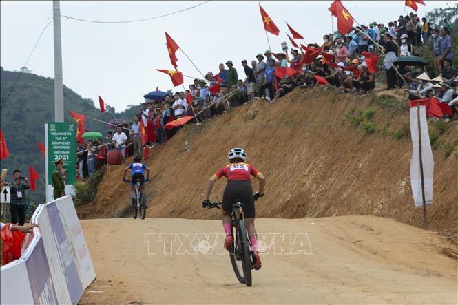 Cyclists compete in the mixed mountain bike cross-country relay at SEA Games 31. VNA Photo: Trọng Đạt