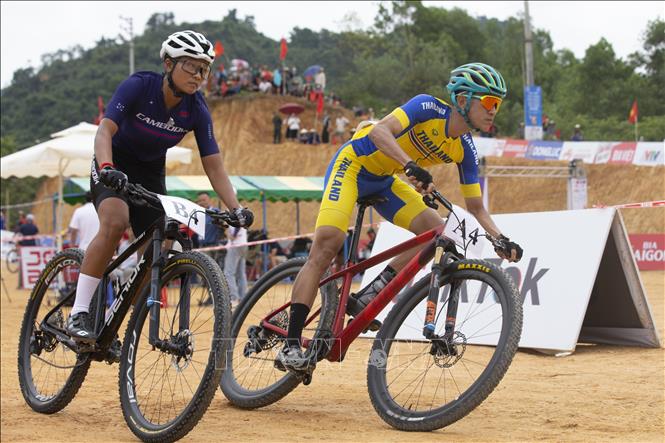 Cyclists compete in the mixed mountain bike cross-country relay at SEA Games 31. VNA Photo: Trọng Đạt