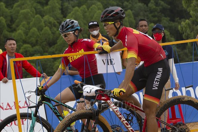 Vietnamese cyclist takes over her turn in the mixed mountain bike cross-country relay at SEA Games 31. VNA Photo: Trọng Đạt