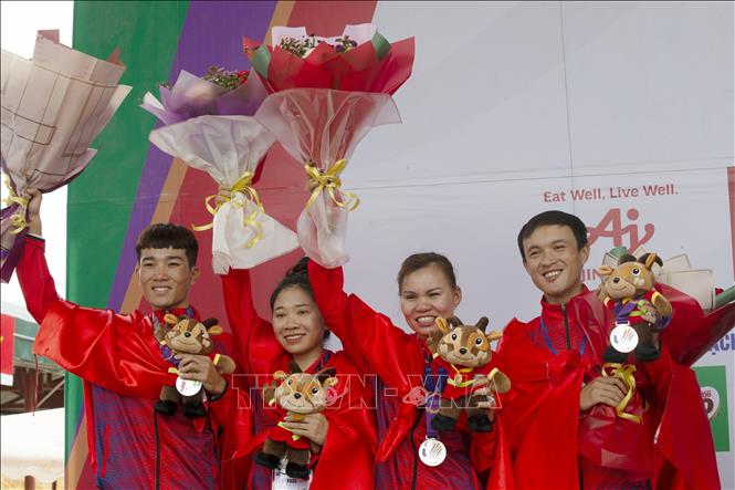 Vietnamese cyclist wins a siver medal in the mixed mountain bike cross-country relay at SEA Games 31. VNA Photo: Trọng Đạt