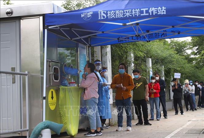 Trong ảnh: Người dân xếp hàng chờ xét nghiệm COVID-19 tại Thượng Hải, Trung Quốc, ngày 16/5/2022. Ảnh: THX/TTXVN