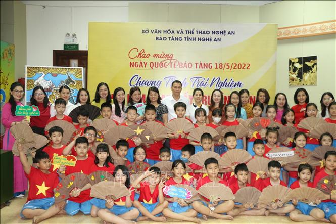 Trogna rnh: Chương trình trải nghiệm “Em làm quạt giấy truyền thống” nhằm giúp các em học sinh hiểu thêm và tự hào về các nghề thủ công truyền thống ở Nghệ An. Ảnh: Bích Huệ - TTXVN