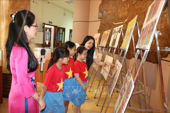 Trong ảnh: Dịp này, học sinh còn được nghe, giới thiệu các hiện vật được trưng bày tại bảo tàng. Ảnh: Bích Huệ - TTXVN