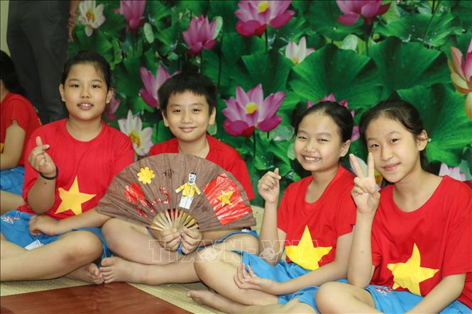 Trong ảnh: Chiếc quạt giấy được trang trí thể hiện tinh thần Việt Nam. Ảnh: Bích Huệ - TTXVN