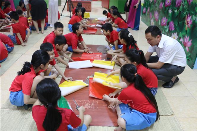 Trong ảnh: Trang trí quạt giấy thể hiện sự sáng tạo và năng khiếu nghệ thuật của các em. Ảnh: Bích Huệ - TTXVN