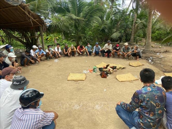 Trong ảnh: Các đối tượng tham gia đánh bạc bị công an bắt giữ tại hiện trường. Ảnh: TTXVN phát