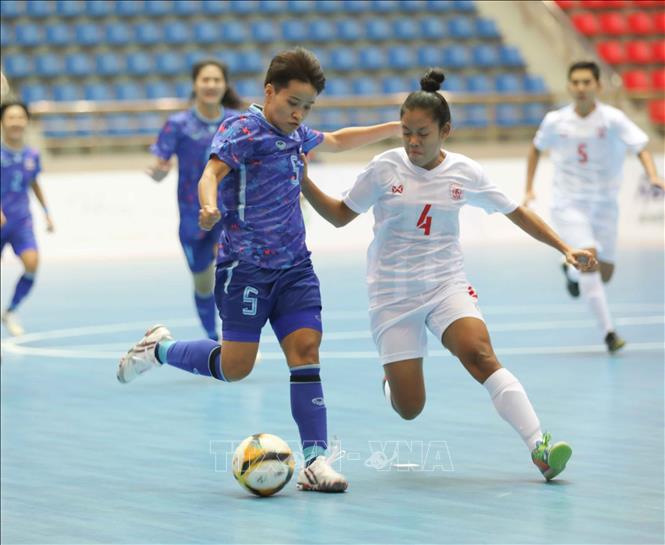 Myanmar players work hard to block attacks from the rivals. VNA Photo: Thanh Tùng