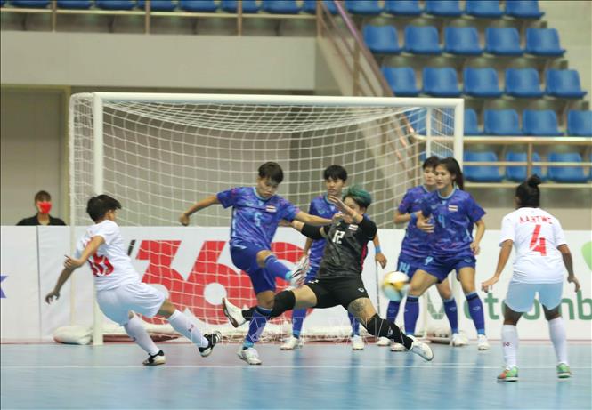 Myanmar players' shots fail to find the way to the back of the Thai net. VNA Photo: Thanh Tùng