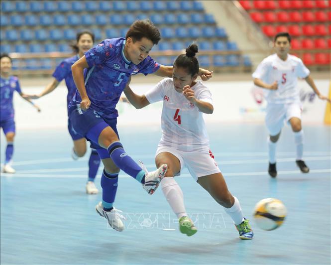 Hataichanok Tappakun (5) of Thailand makes a shot toward the Myanmar net. VNA Photo: Thanh Tùng