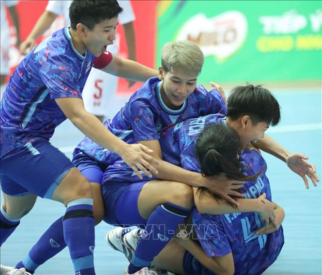 Thai players celebrate their first goal. VNA Photo: Thanh Tùng